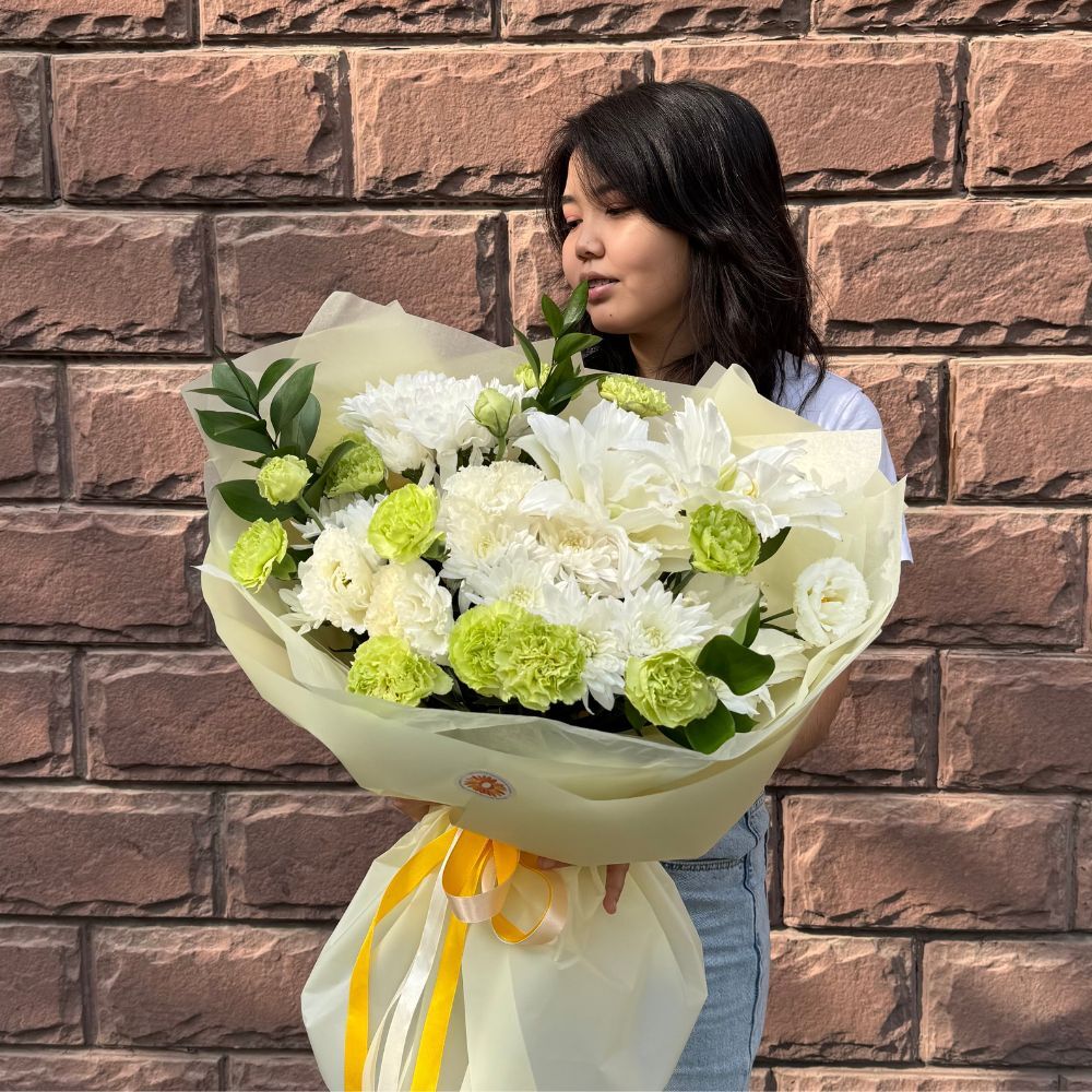 Букет из кустовых хризантем и гвоздик with delivery to Almaty