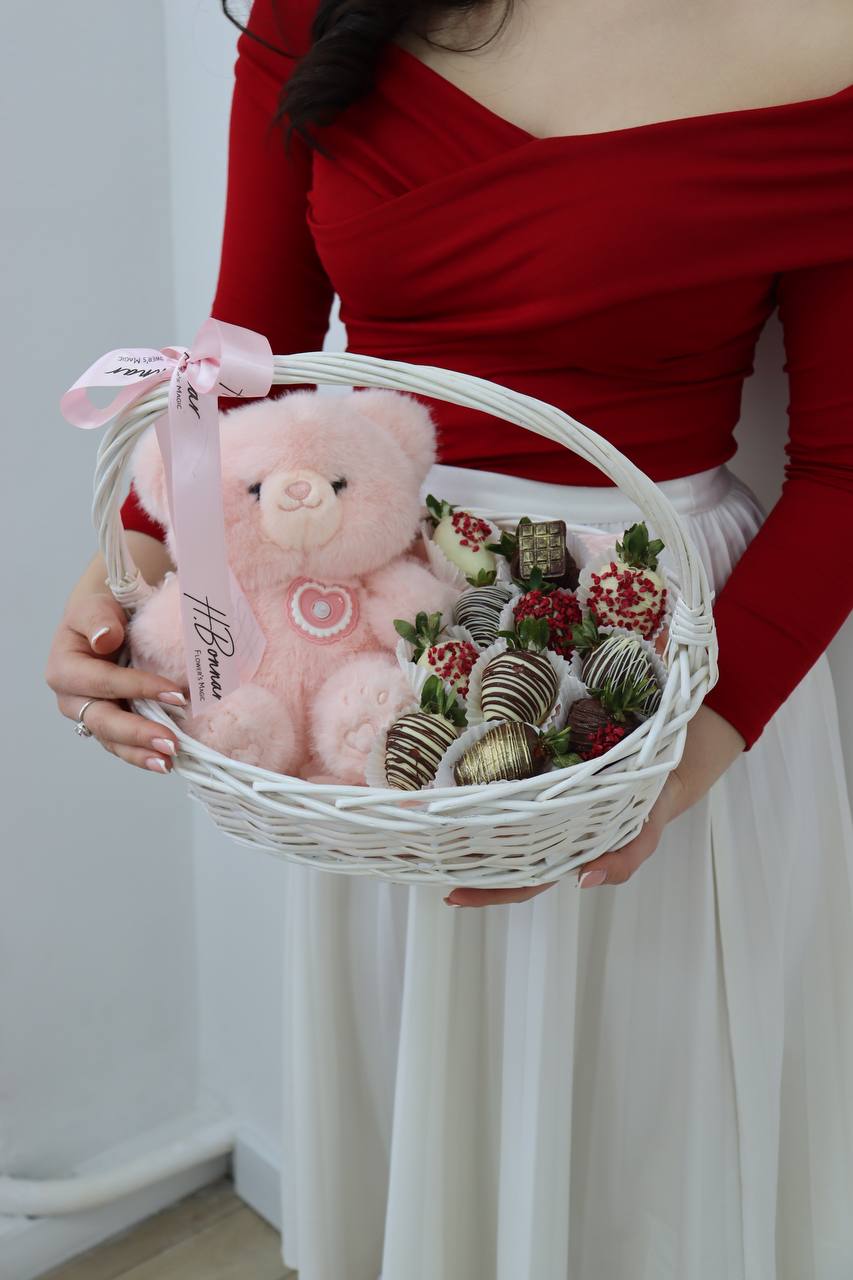 Корзинка с клубникой и игрушкой-медвежонком с доставкой по Алматы