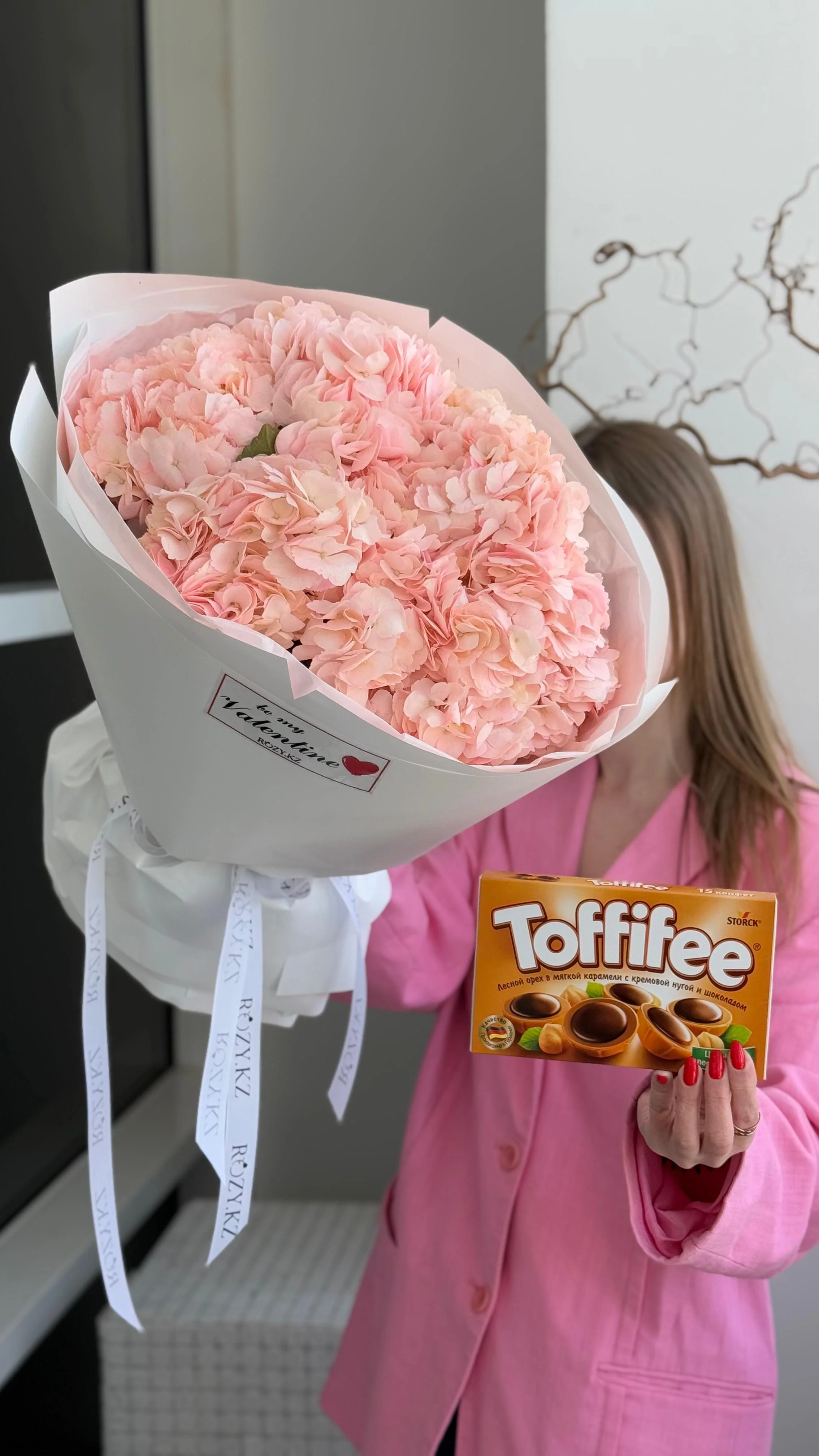 Комбо букет из 5 гортензий и Toffifee с доставкой по Астане