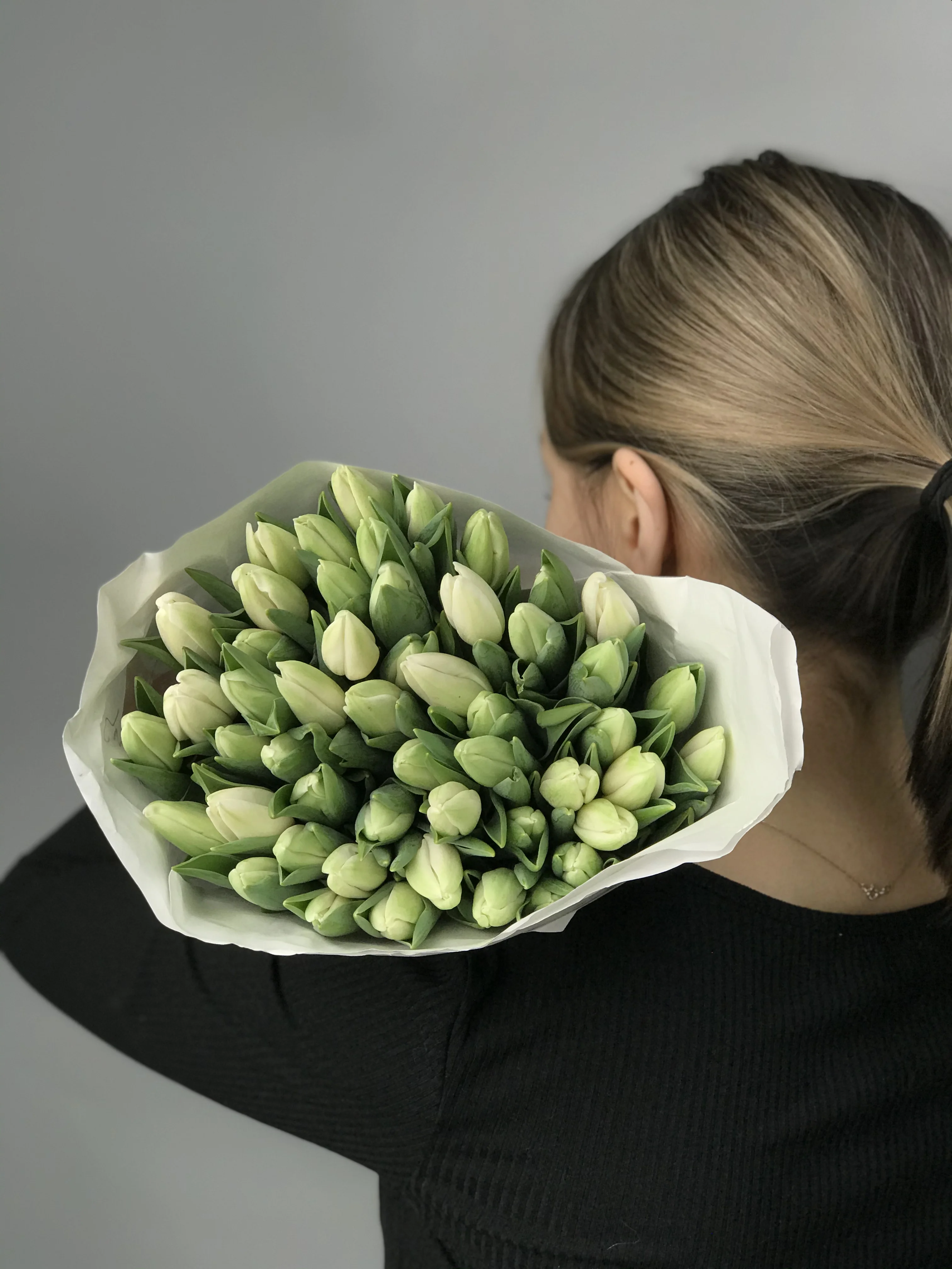 Белые тюльпаны 50 шт ОПТОМ с доставкой по Астане