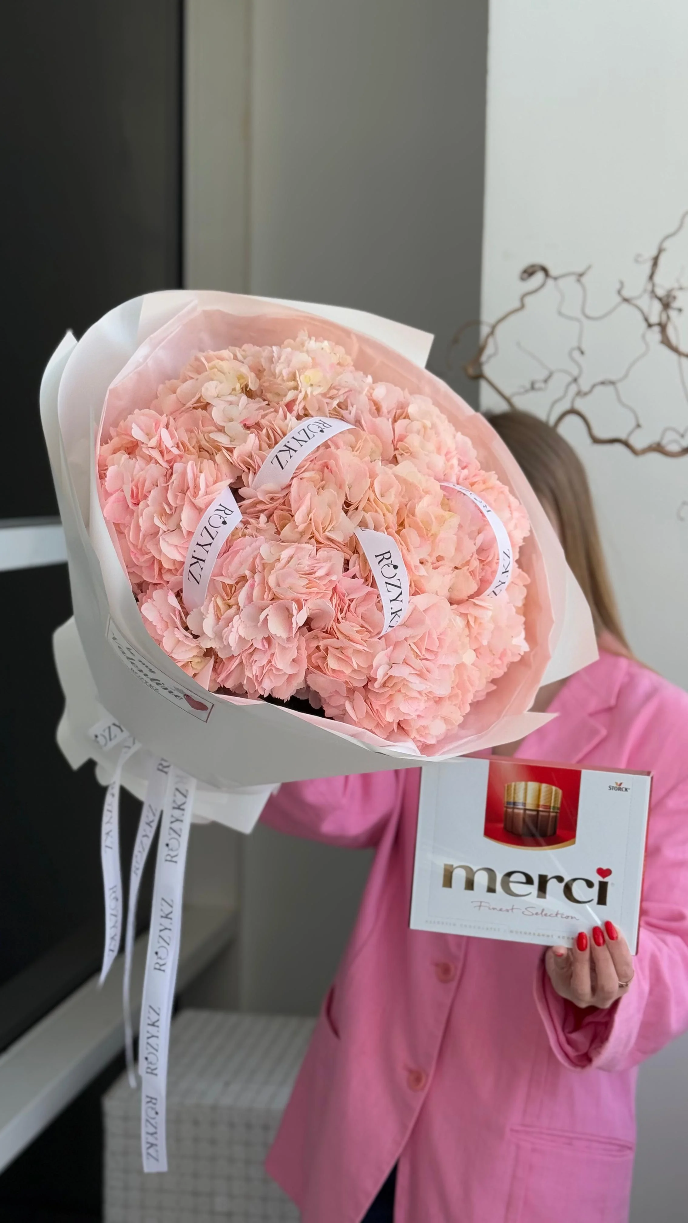 Комбо букет из 9 гортензий и Merci  с доставкой по Астане