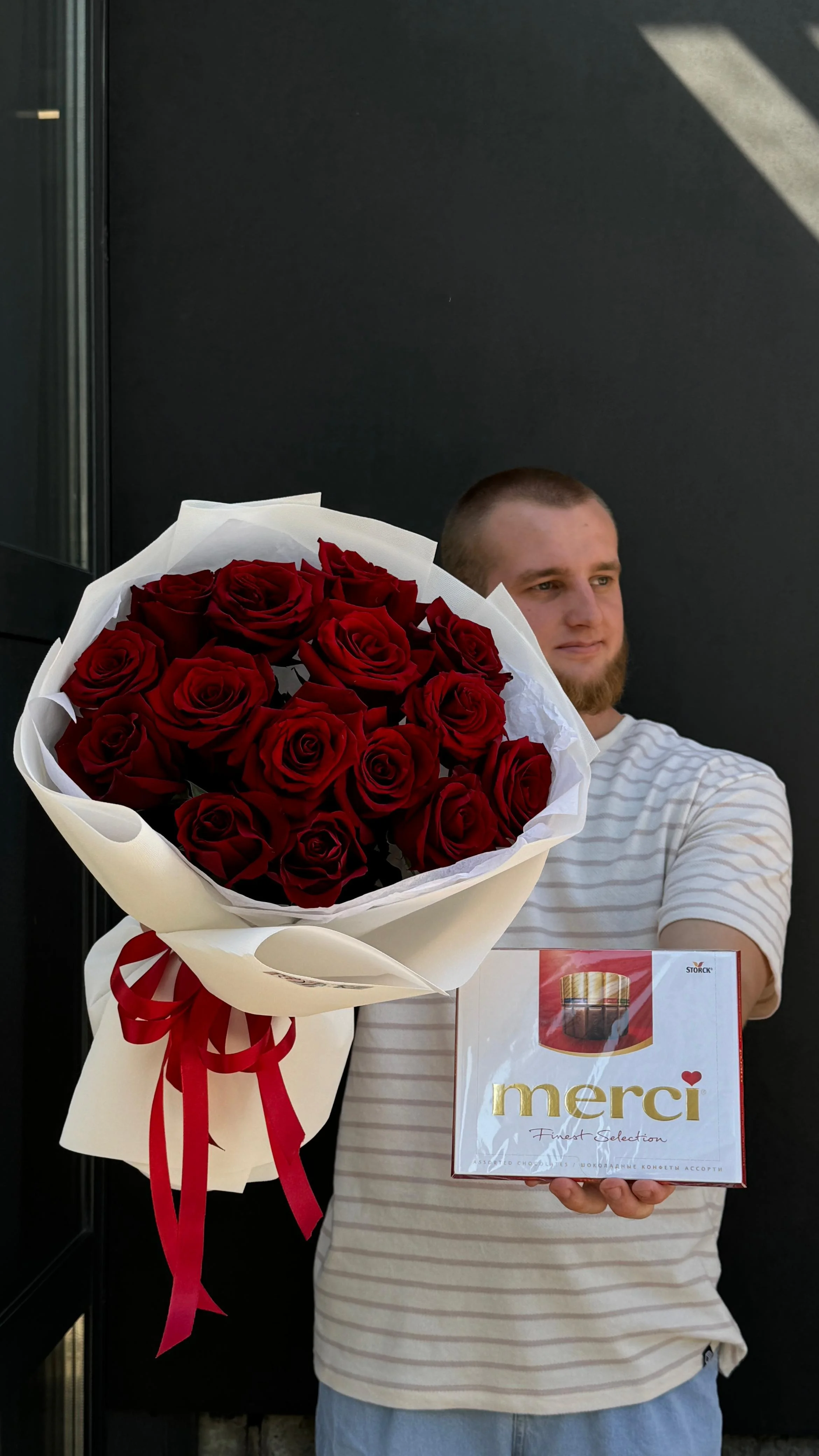 Комбо из 15 красных роз и мерси с доставкой по Астане