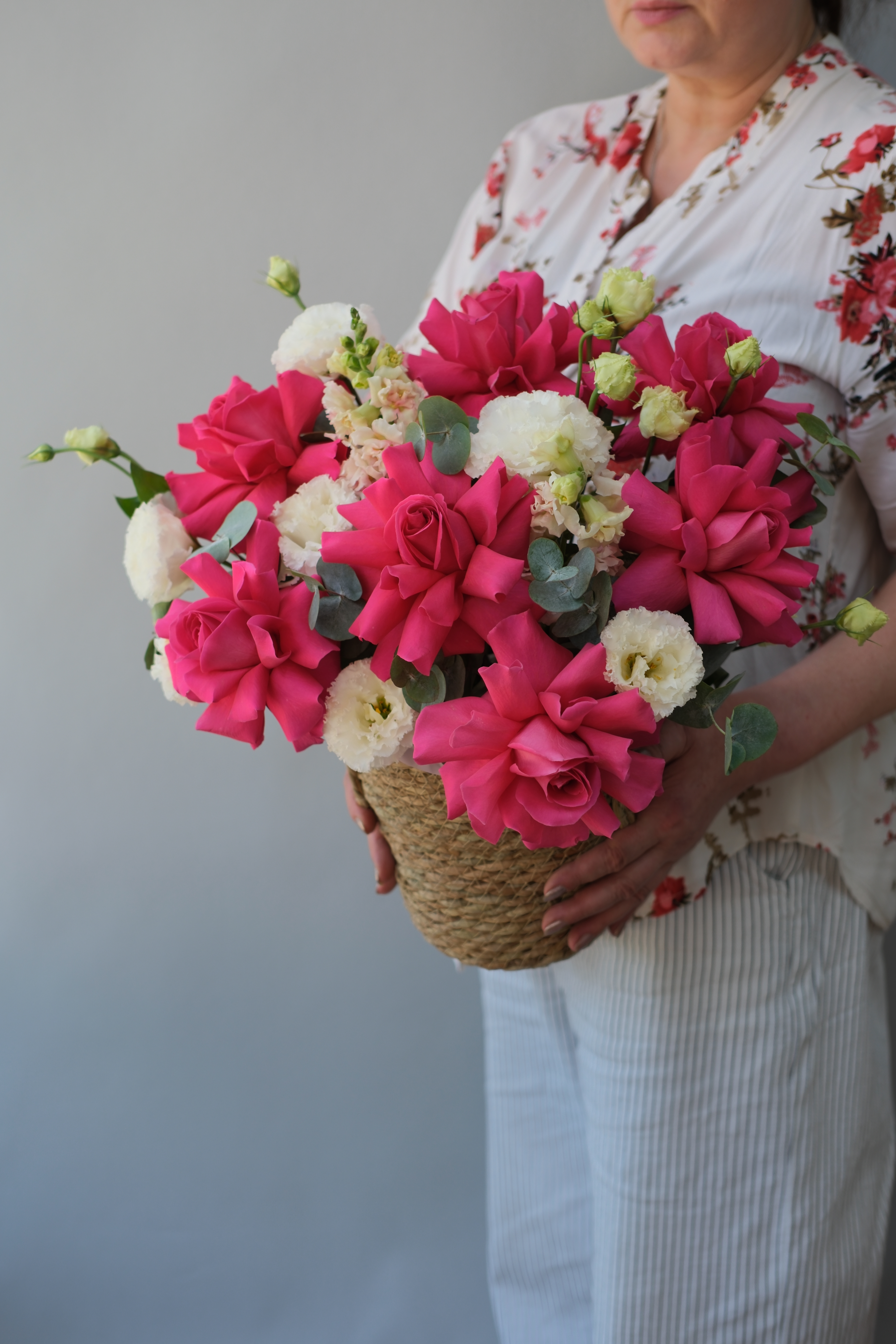 Розы и эустома в корзине  with delivery to Almaty