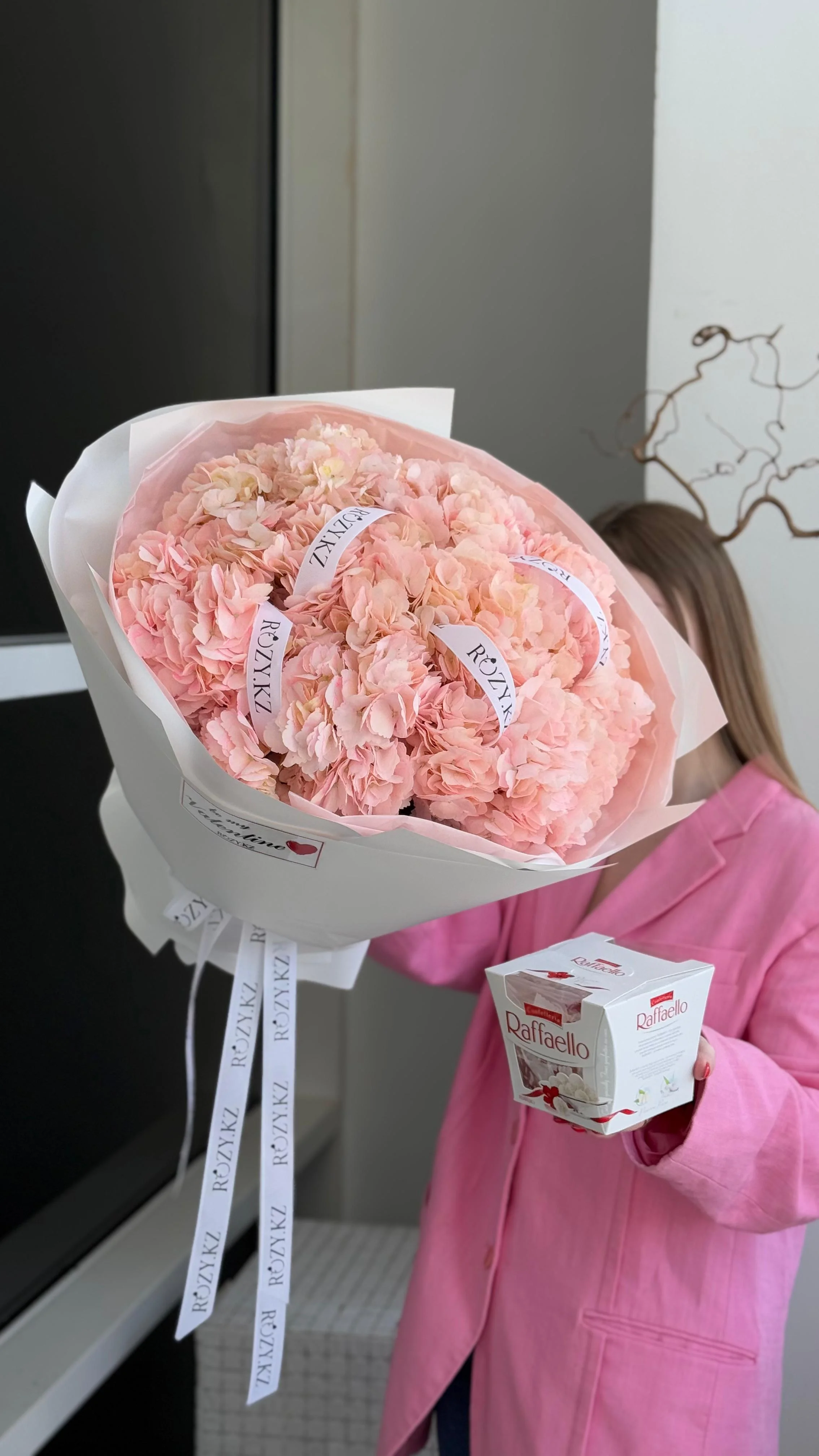 Комбо из 9 гортензий и Raffaello с доставкой по Астане