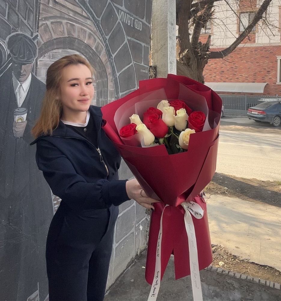 Бело красные розы  с доставкой по Таразе