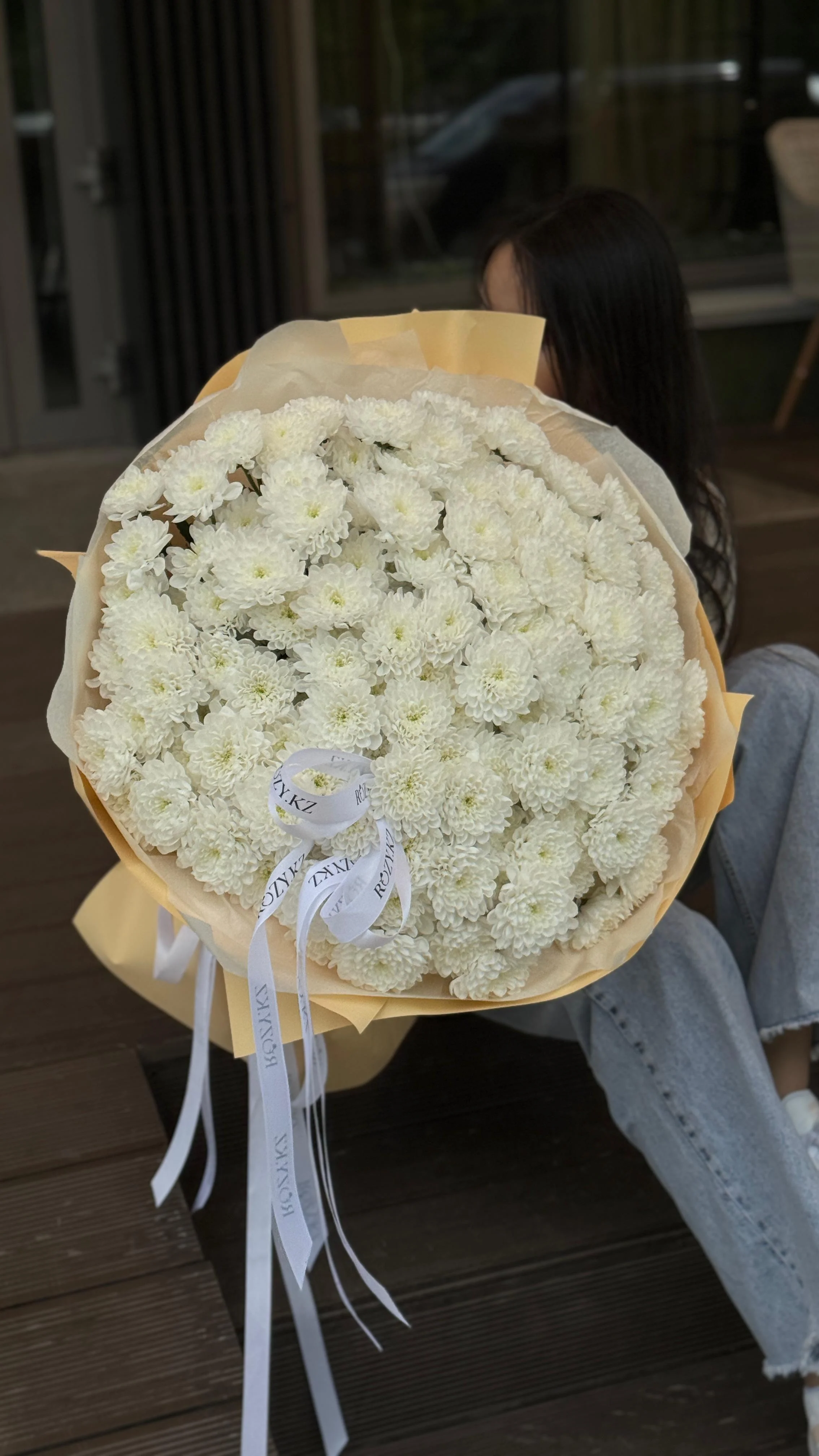 Букет из 25 пышных кустовых хризантем  with delivery to Astana