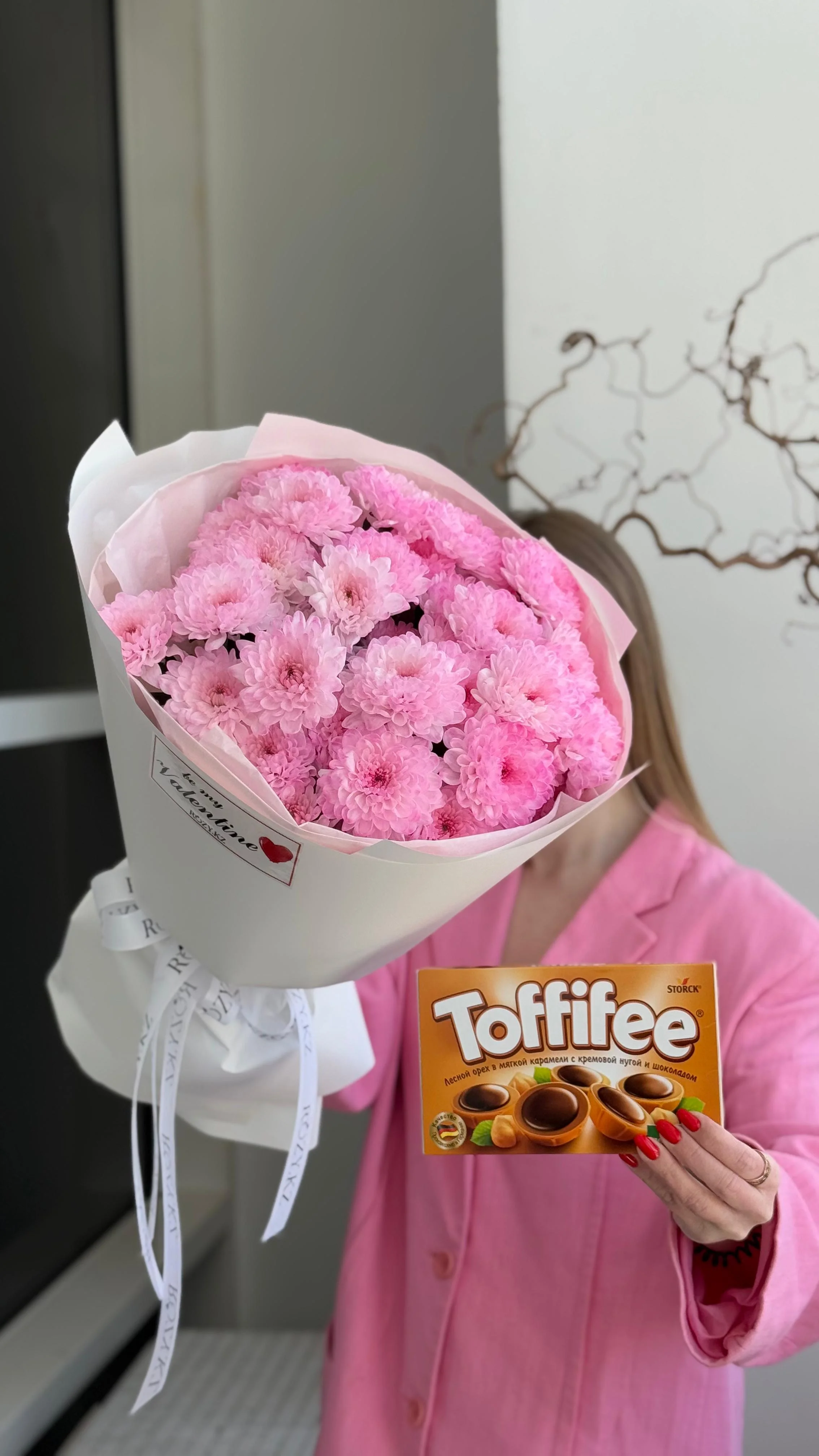Комбо букет из 5 хризантем и Toffifee с доставкой по Астане