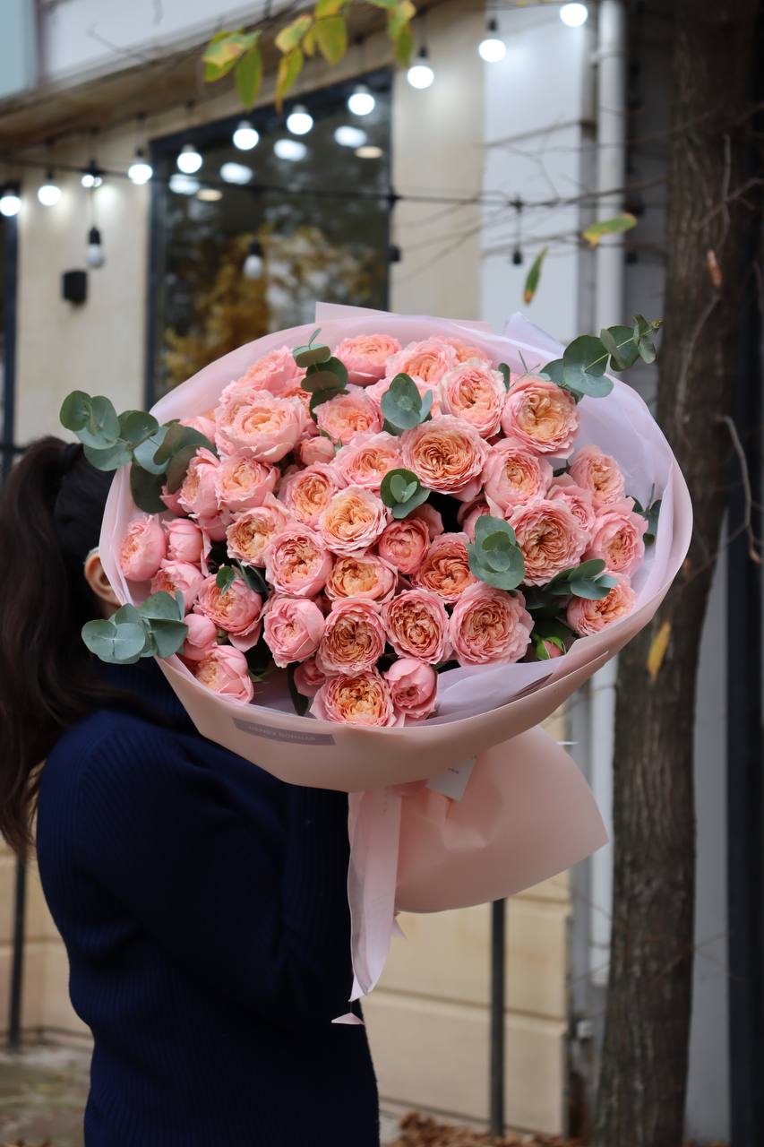 Пышный букет пионовидных кустовых роз Джульетта with delivery to Almaty