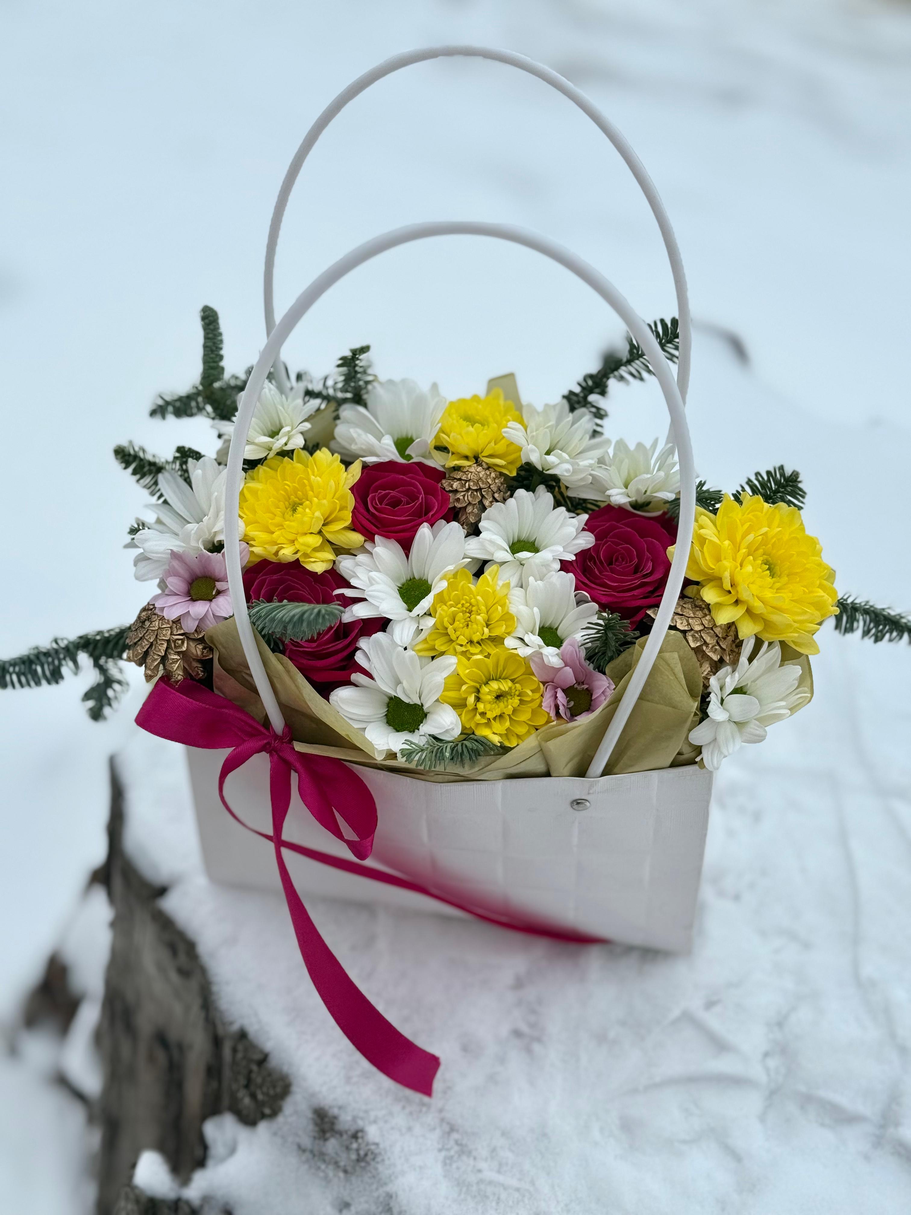 Сумочка кашпо из роз и хризантем с нобилисом with delivery to Pavlodar