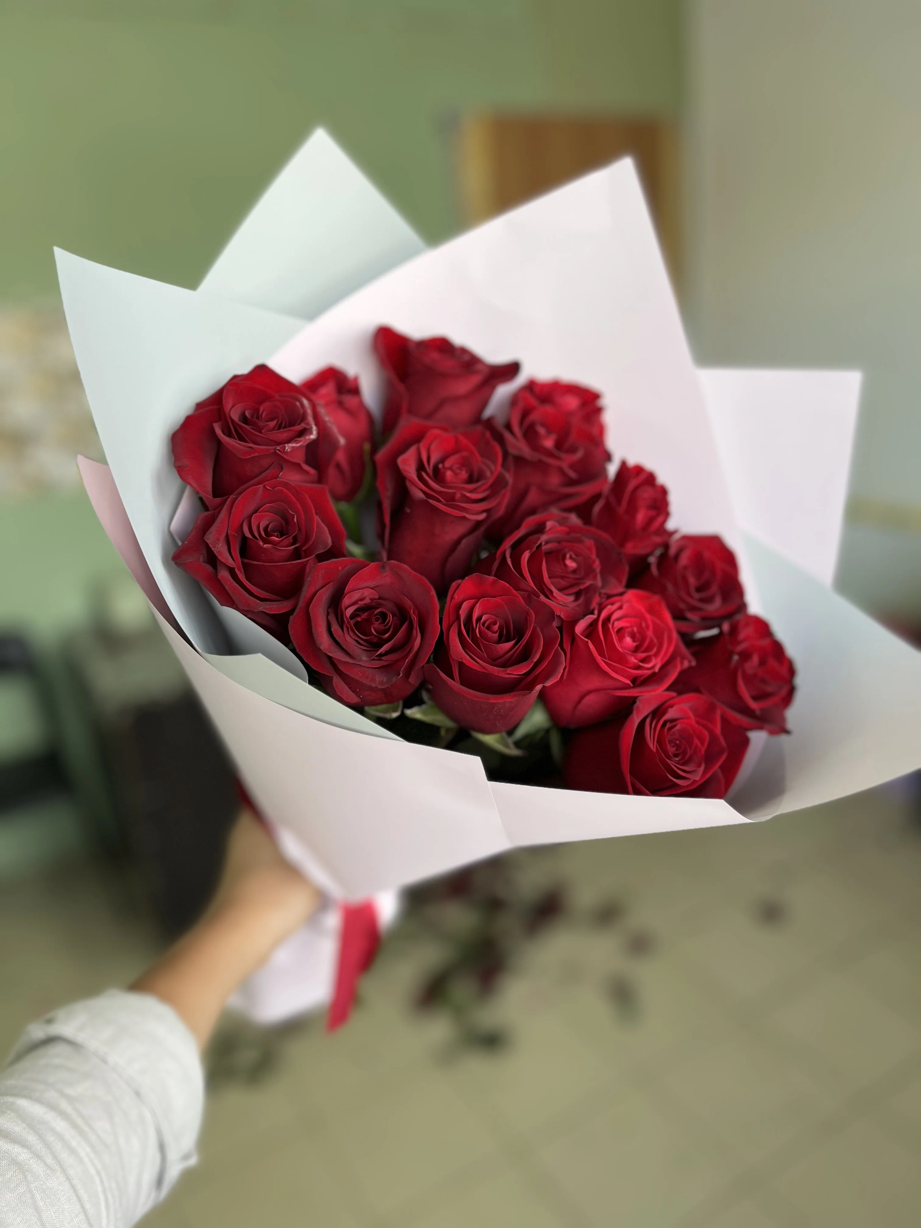 Красные голландские розы with delivery to Kostanay.