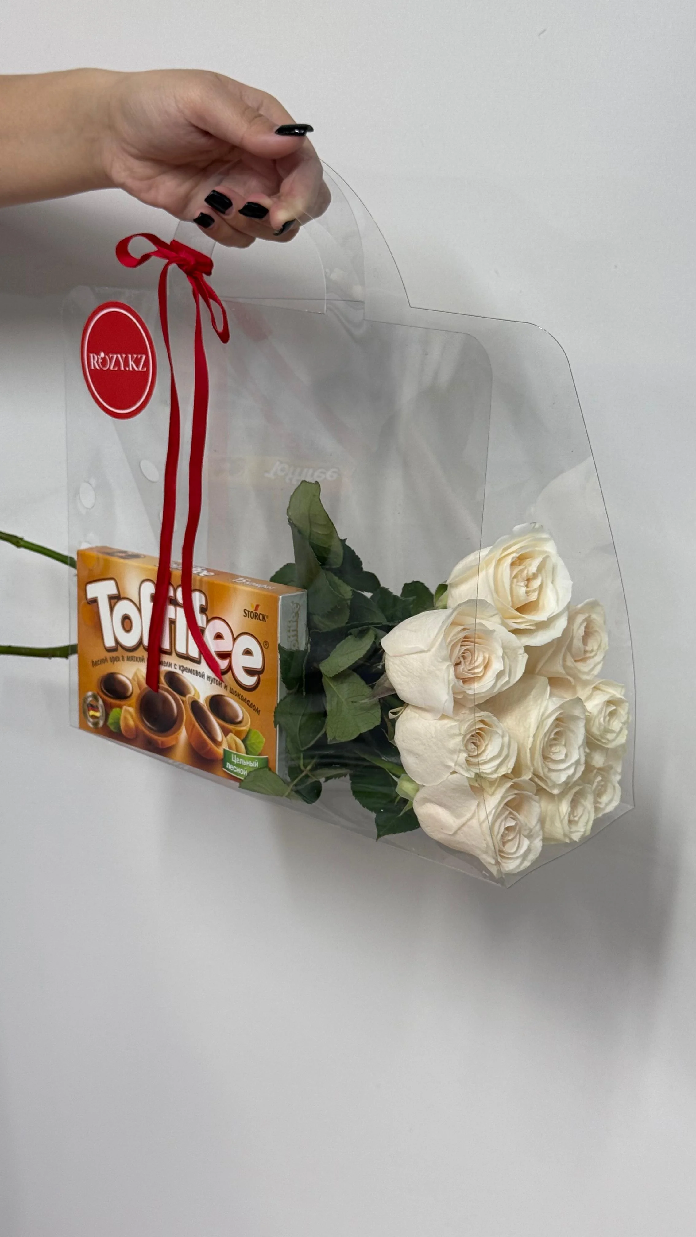 Букет из 9 белых роз с Toffifee  с доставкой по Астане