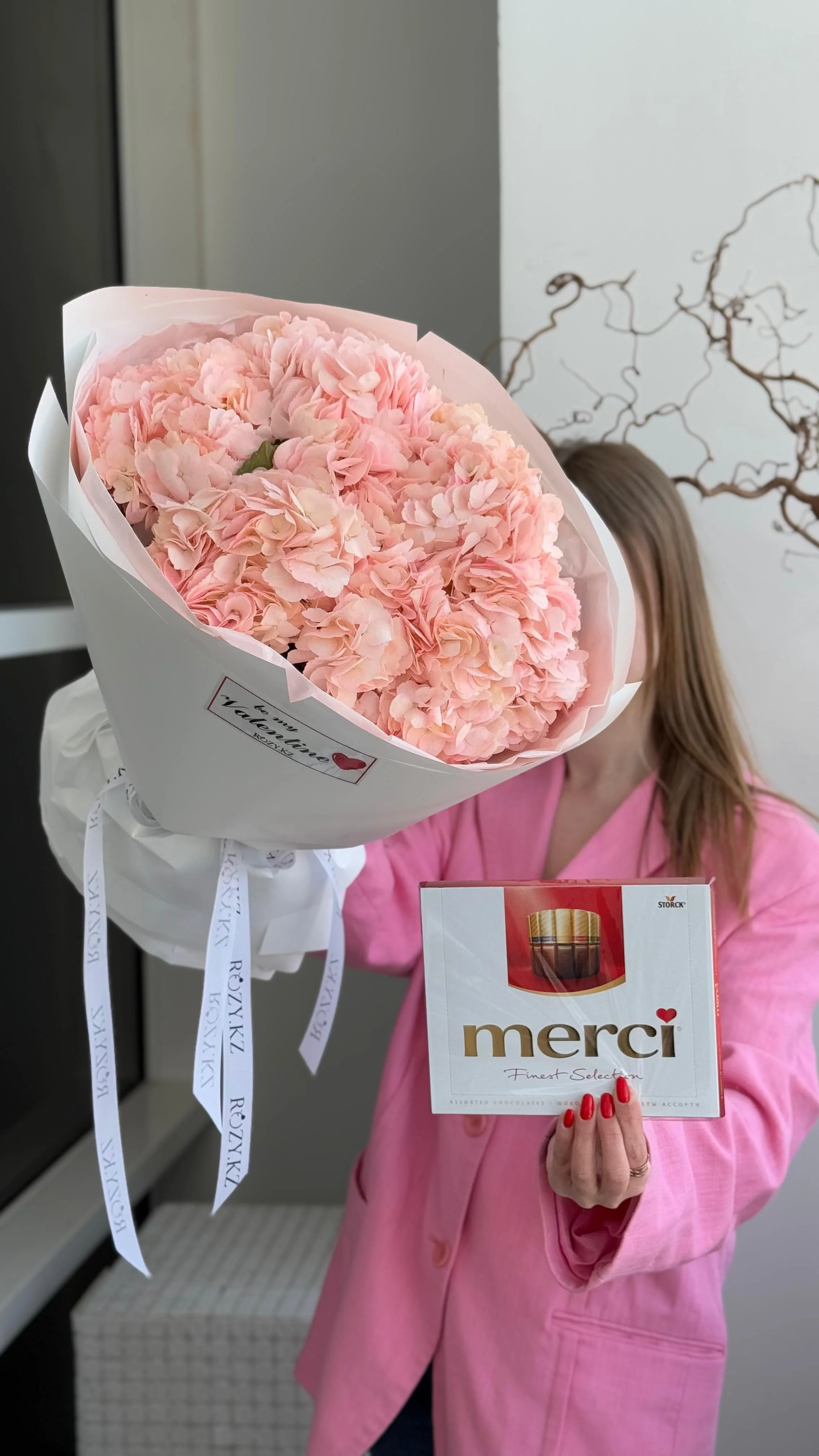 Комбо букет из 5 гортензий и Merci с доставкой по Астане