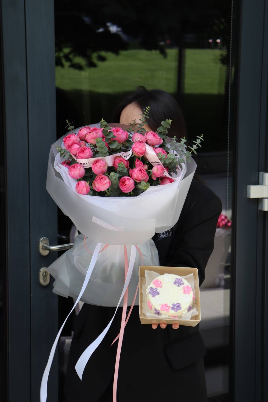 Сет Бенто тортик + букет Jissele with delivery to Almaty