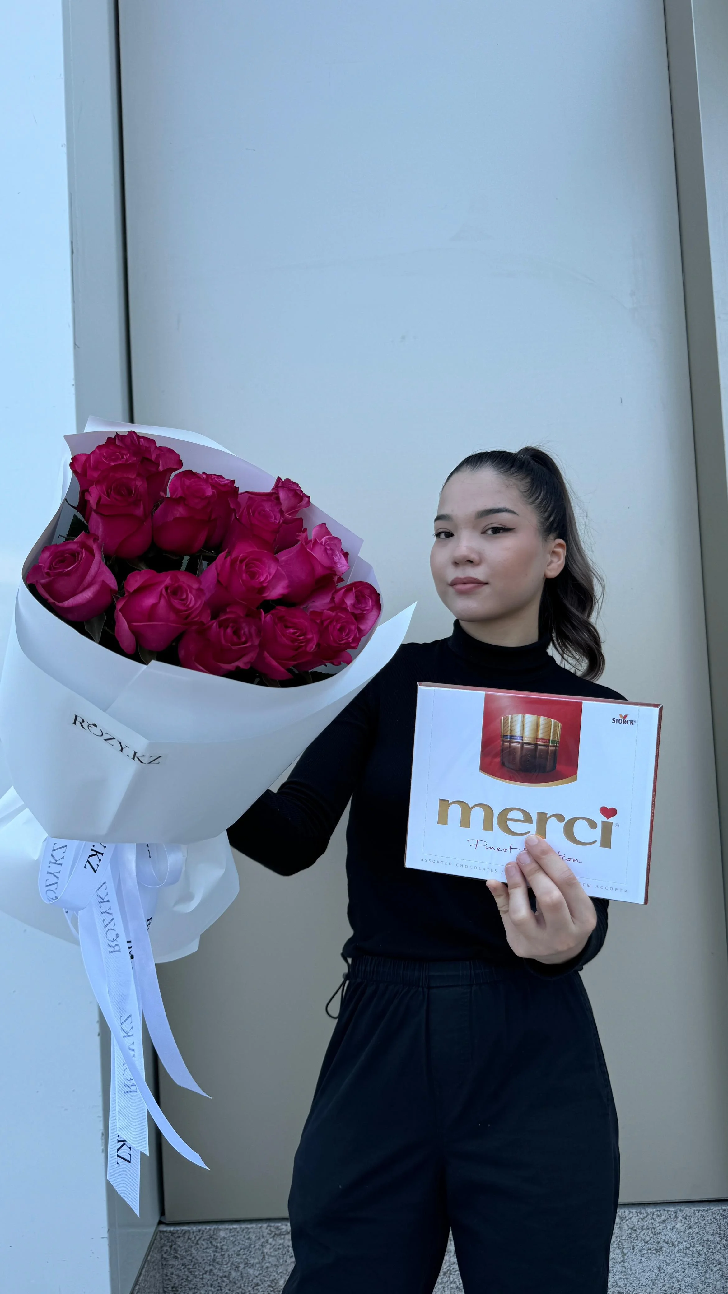 Комбо из 25 роз и Merci with delivery to Astana