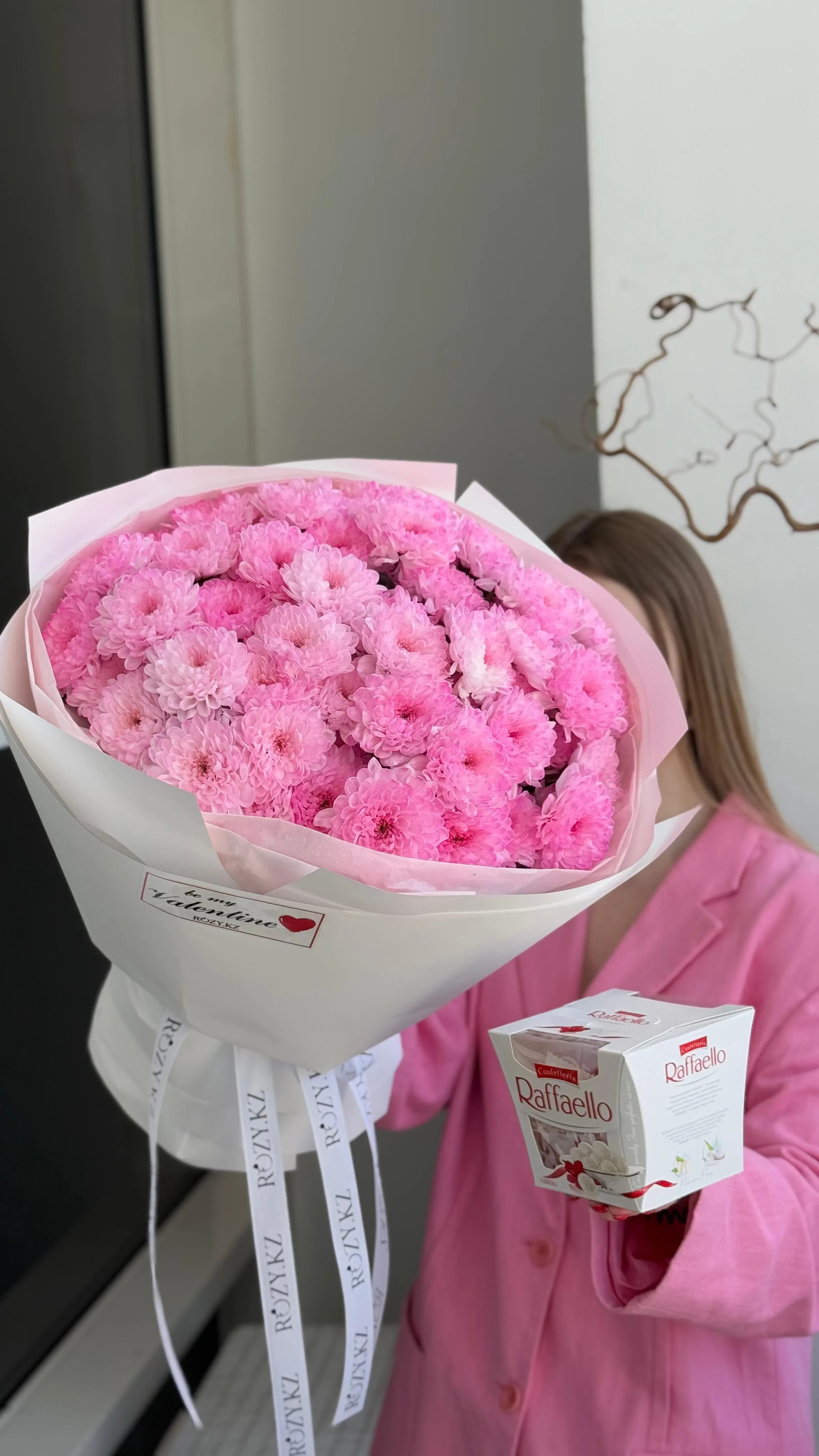 Комбо из 9 хризантем и Raffaello с доставкой по Астане