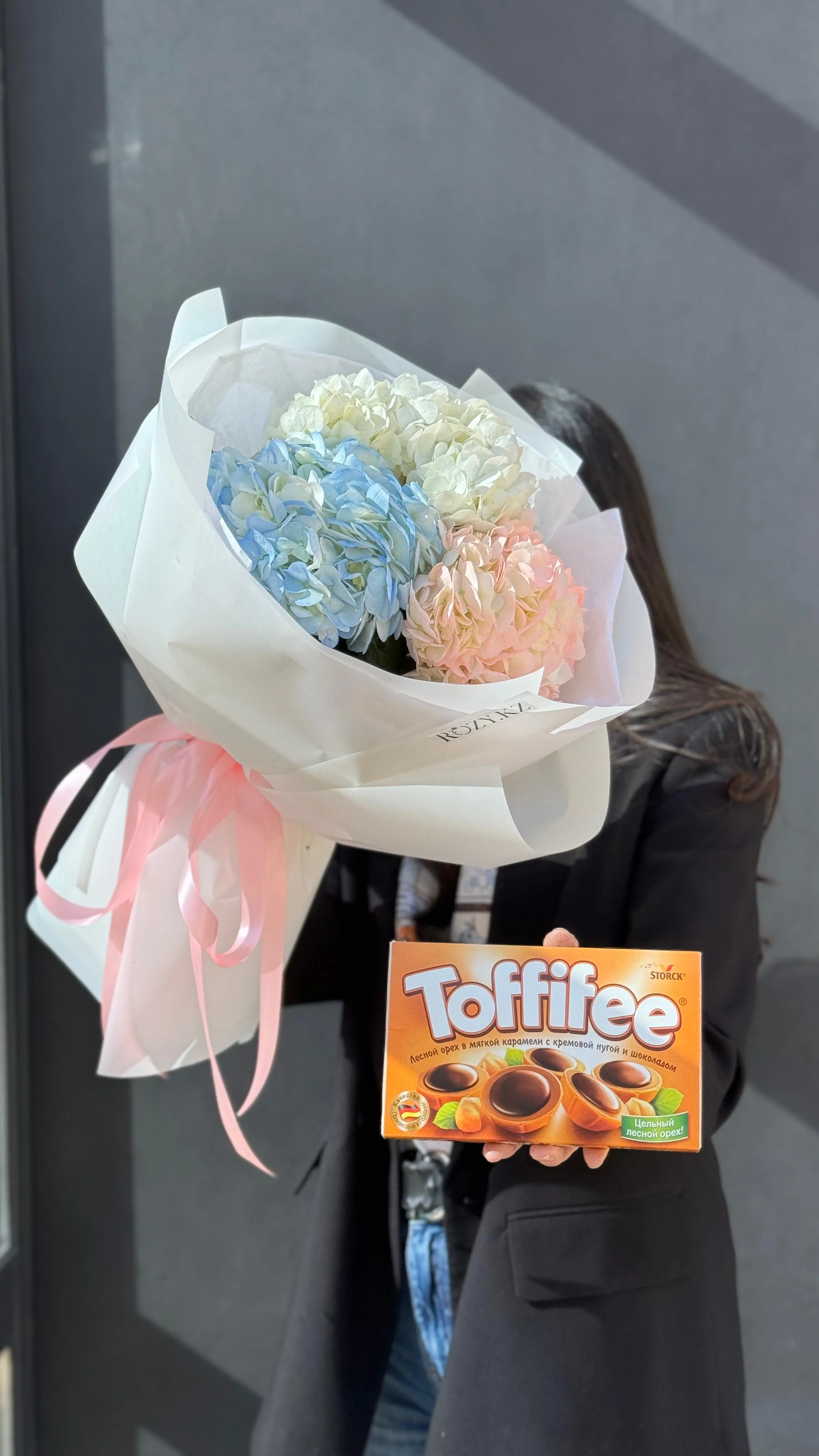 Моно букет с Гортензией и Toffifee  с доставкой по Астане