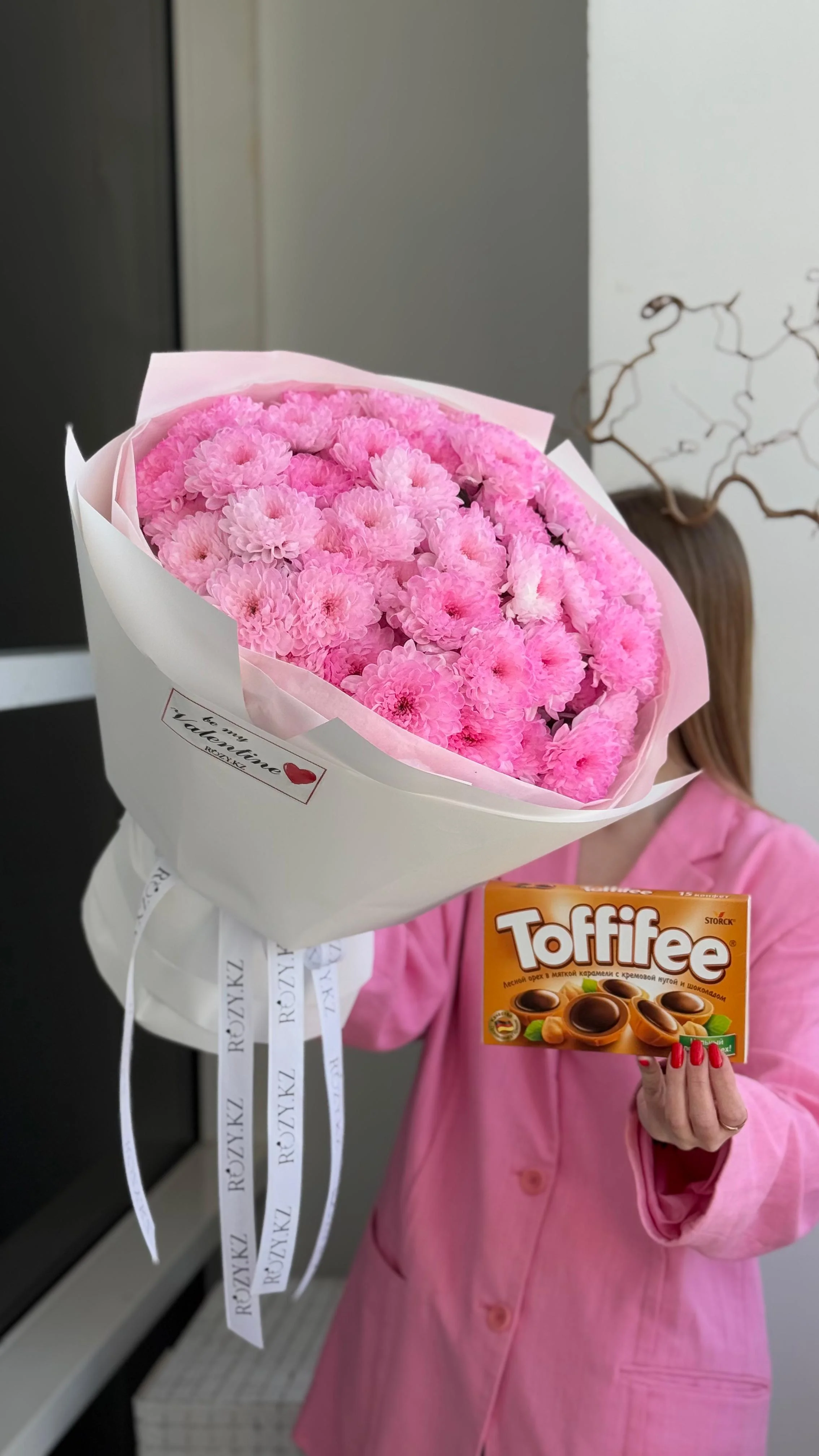 Комбо букет из 9 хризантем и Toffifee с доставкой по Астане