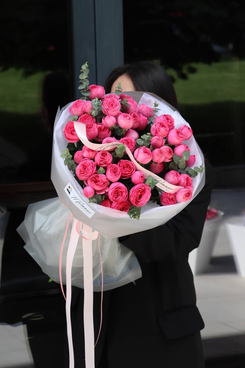 Моно-букет кустовых роз Gissele with delivery to Almaty