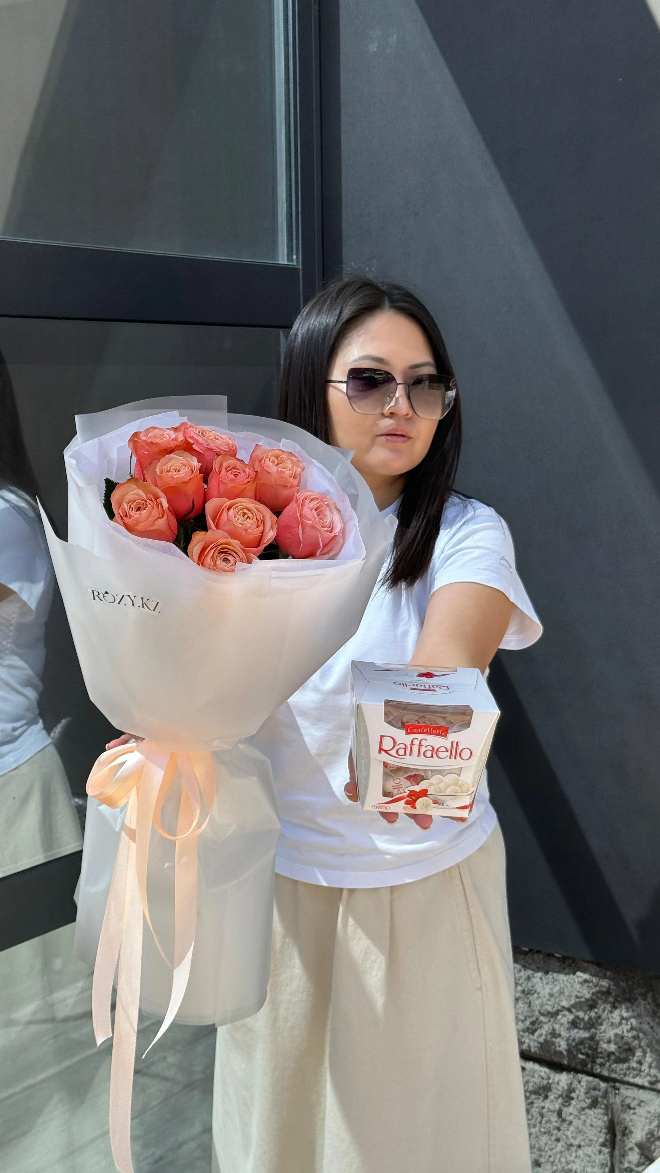 Комбо Букет из 9 шикарных роз и рафаэло  с доставкой по Астане