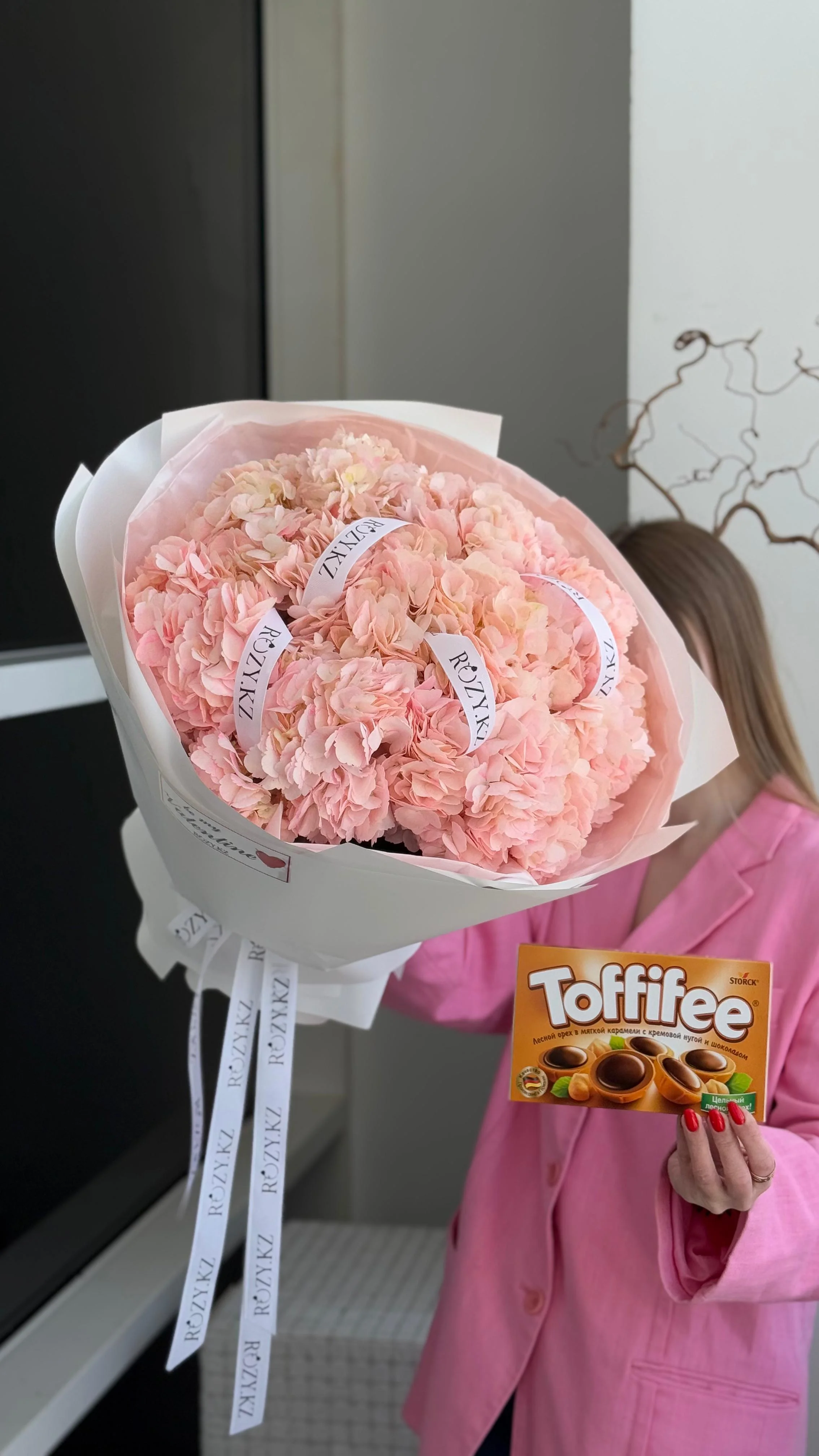 Комбо букет из 9 гортензий и Toffifee с доставкой по Астане
