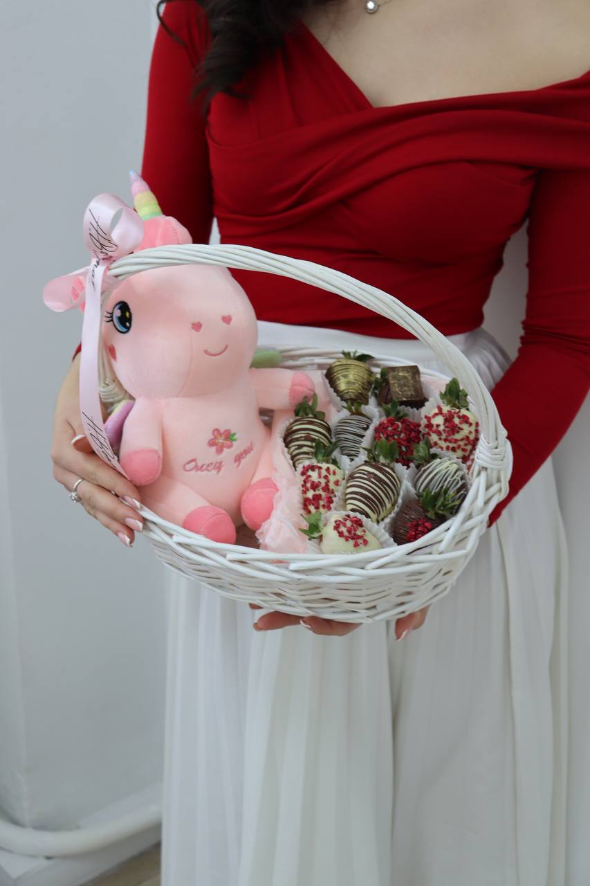 Корзинка с клубникой и игрушкой-единорогом  с доставкой по Алматы