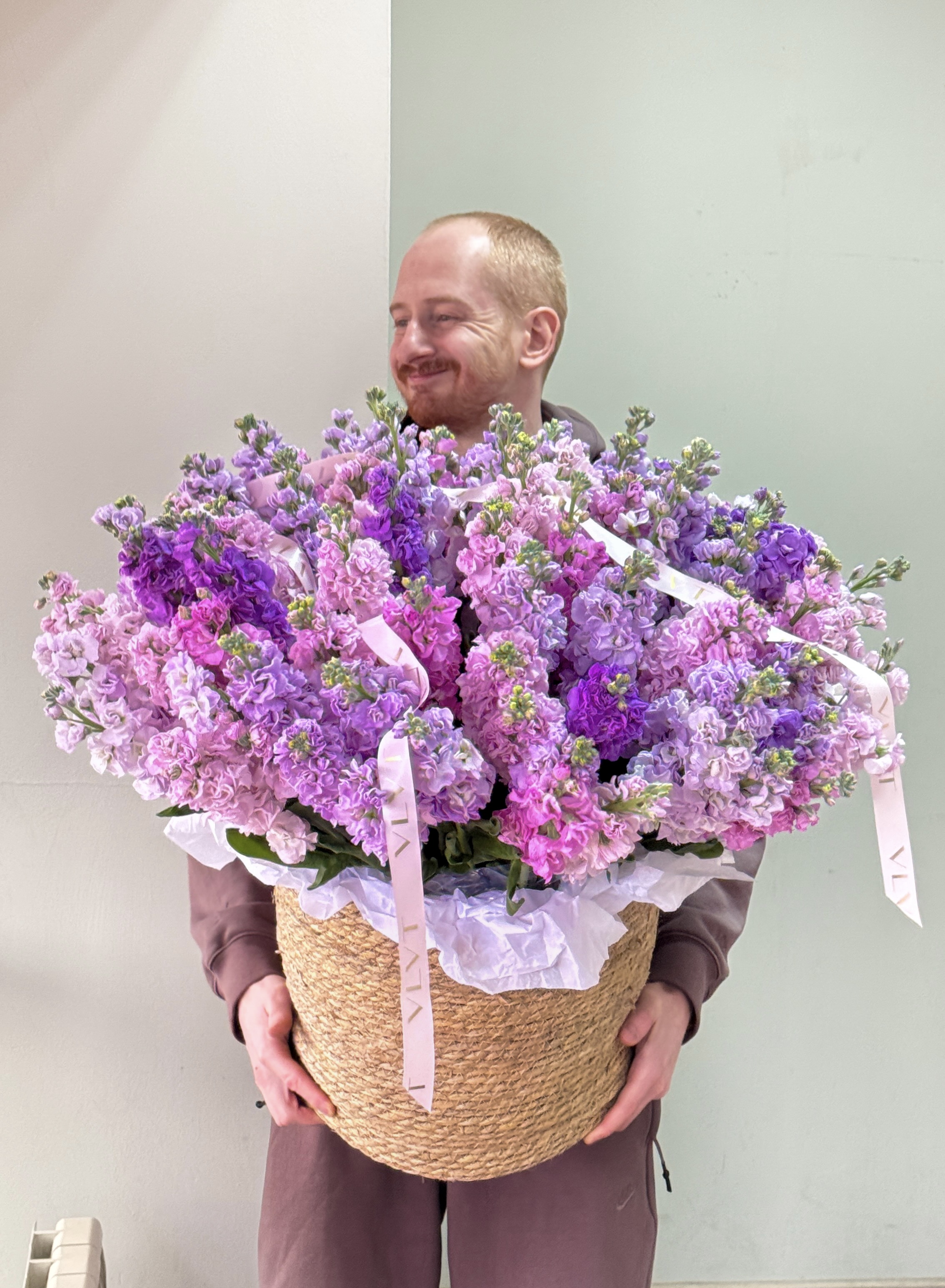 Кашпо с Маттиолой VLVT Flowers with delivery to Almaty