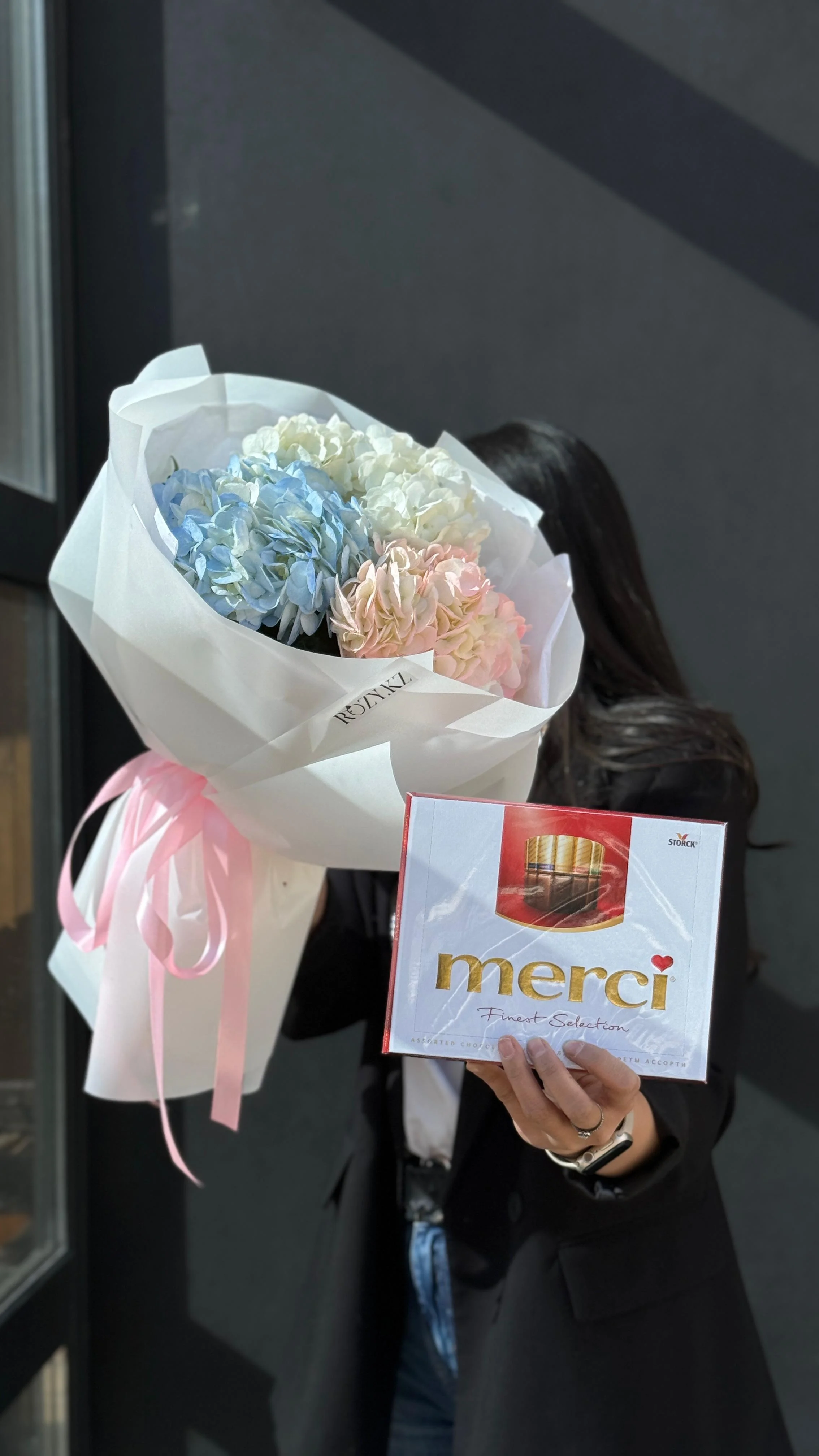 Моно букет с Гортензией и merci  с доставкой по Астане