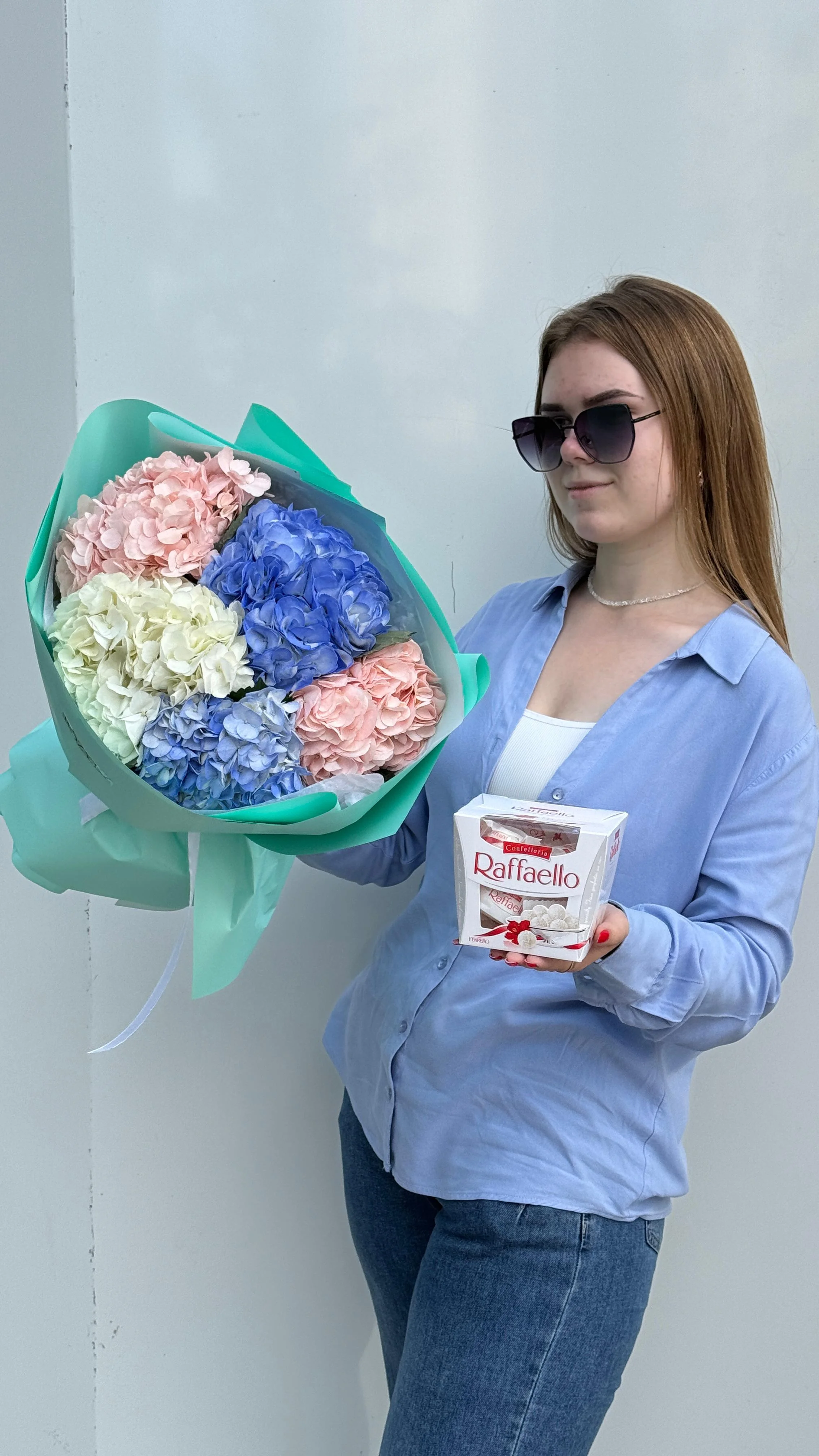 Комбо из 5 гортензий и Рафаэло с доставкой по Астане