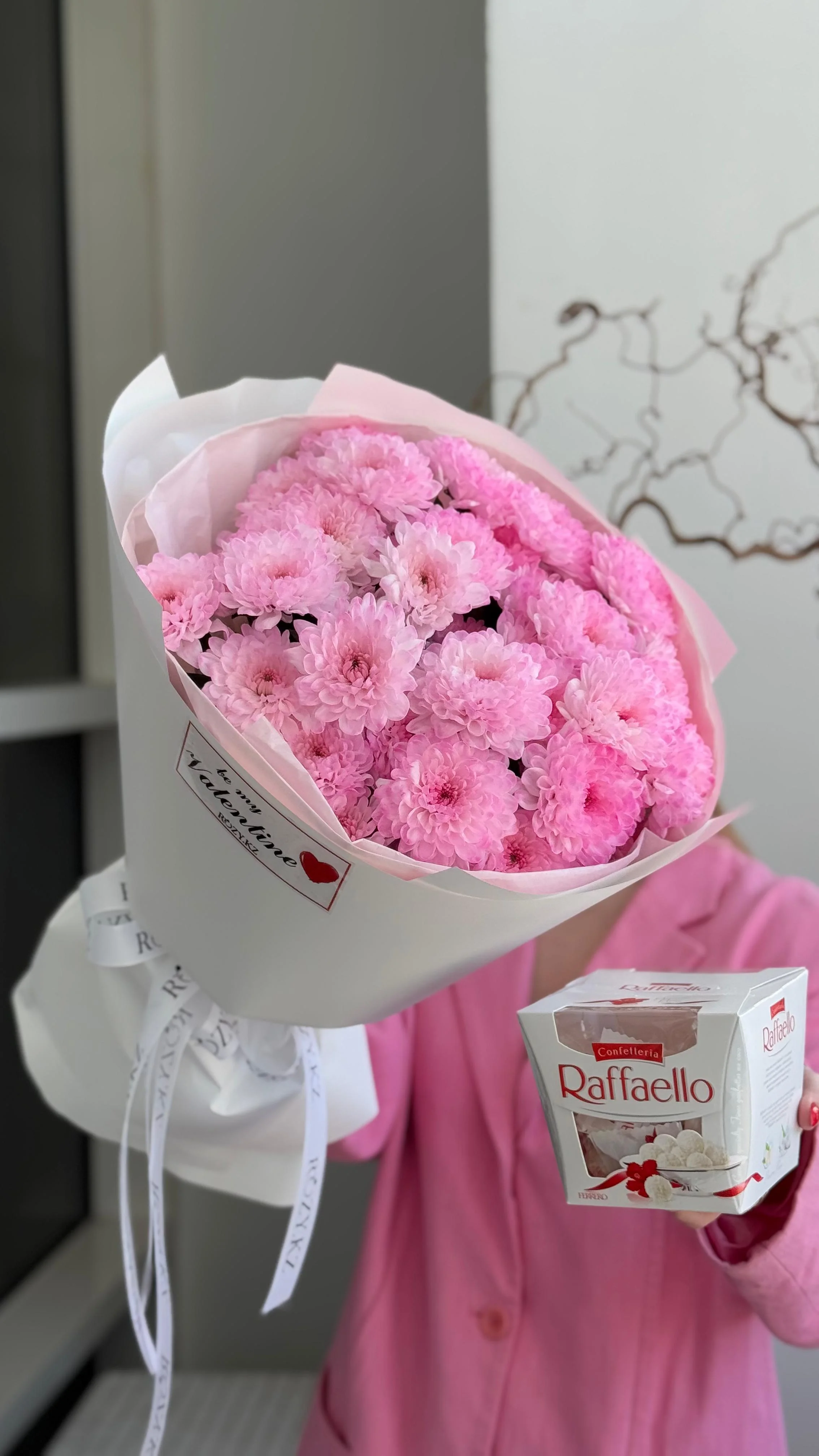 Комбо из 5 хризантем и Raffaello с доставкой по Астане