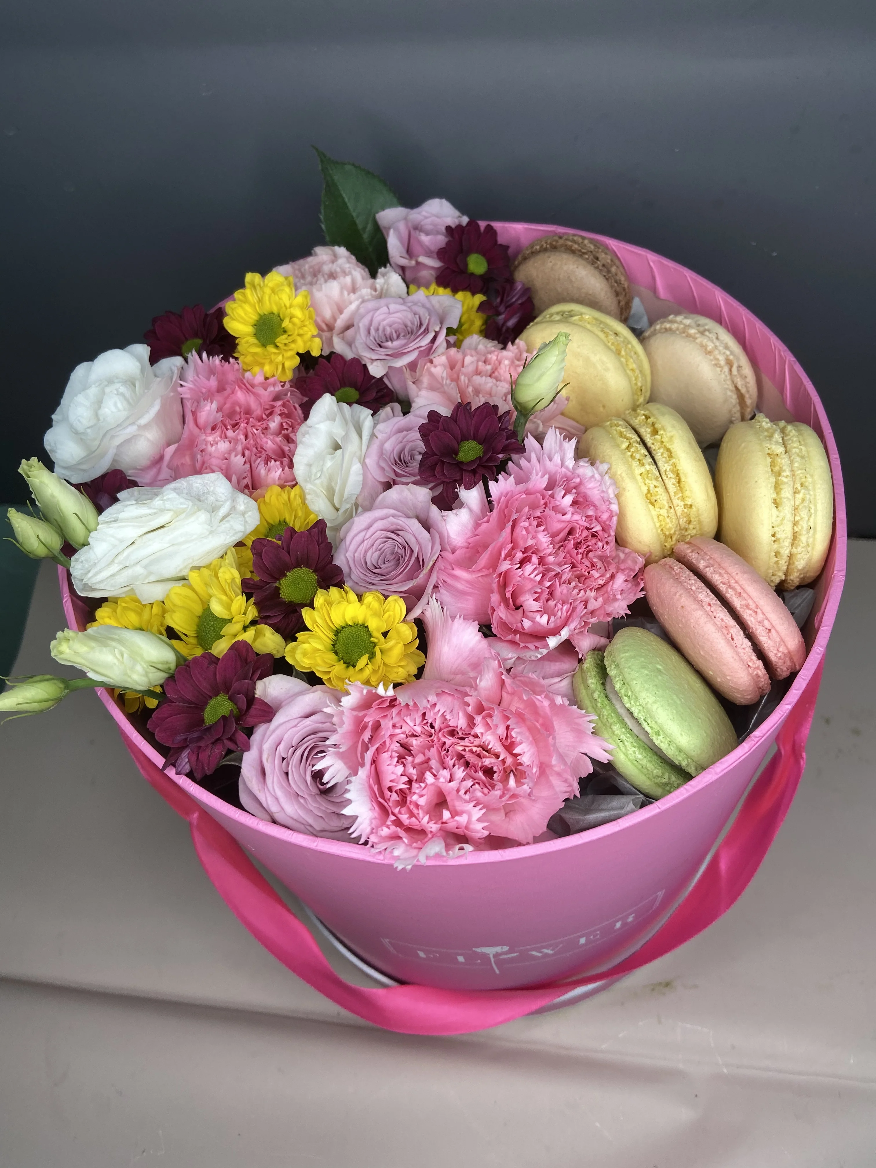 Коробка с макаронсами with delivery to Kostanay.