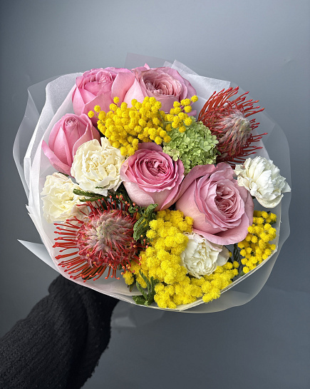 Весенний букет с пионовидными розами и мимозой с доставкой по Астане