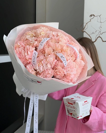 Комбо из 9 гортензий и Raffaello с доставкой по Astana