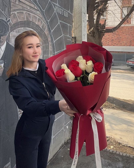 Бело красные розы  с доставкой по Таразе
