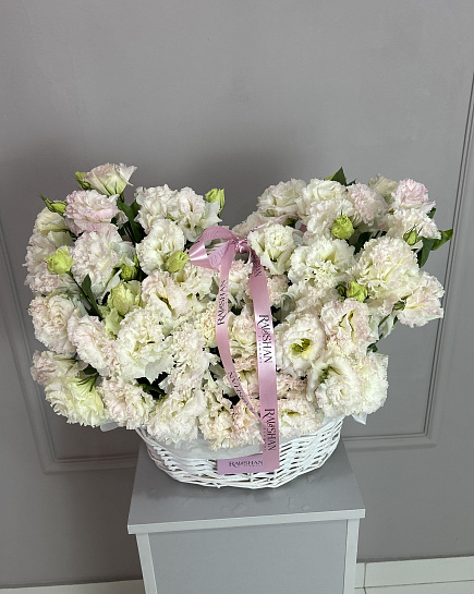 Нежная эустома в корзине с доставкой по Астане