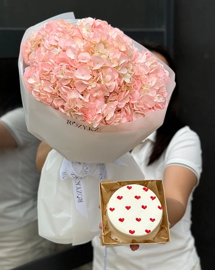 Комбо из 5 гортензий и бенто тортика  with delivery to Astana