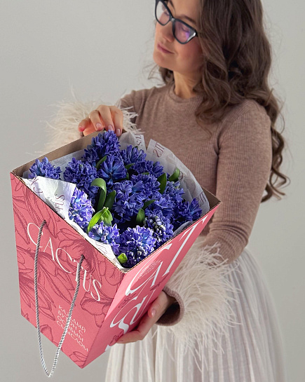Гиацинты BLUE в брендированной коробке-переноске  с доставкой по Астане
