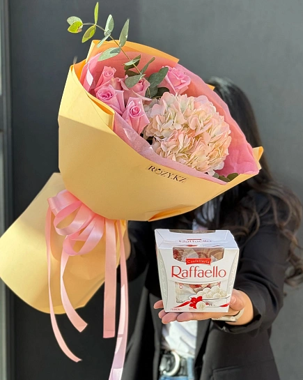 Букет комплимент с Рафаэло  with delivery to Astana