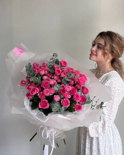 Букет из 7 кустовых роз и эвкалипта  с доставкой по Астане