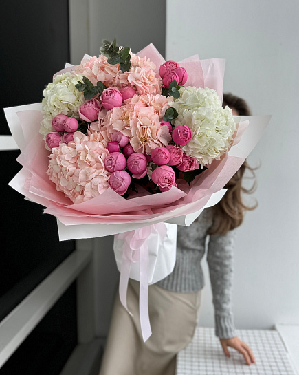 Букет с гортензией и пионовидной розой с доставкой по Астане