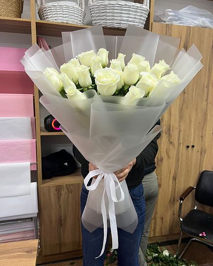 13 голландских белых роз 80 см  с доставкой по Astana