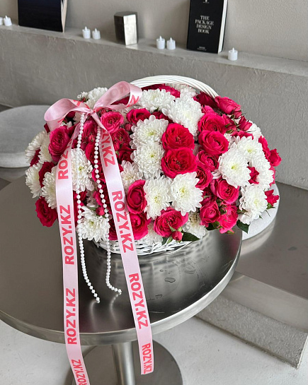 Duo корзина с кустовыми розами и хризантемой  с доставкой по Astana