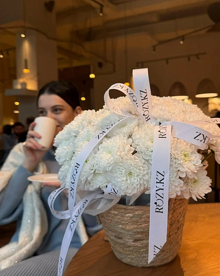 Корзина ротанг с 11 хризантемами в размере М с доставкой по Астане