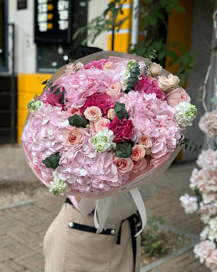 Luxury Bouquet гортензии и пионовидные розы с доставкой по Алматы