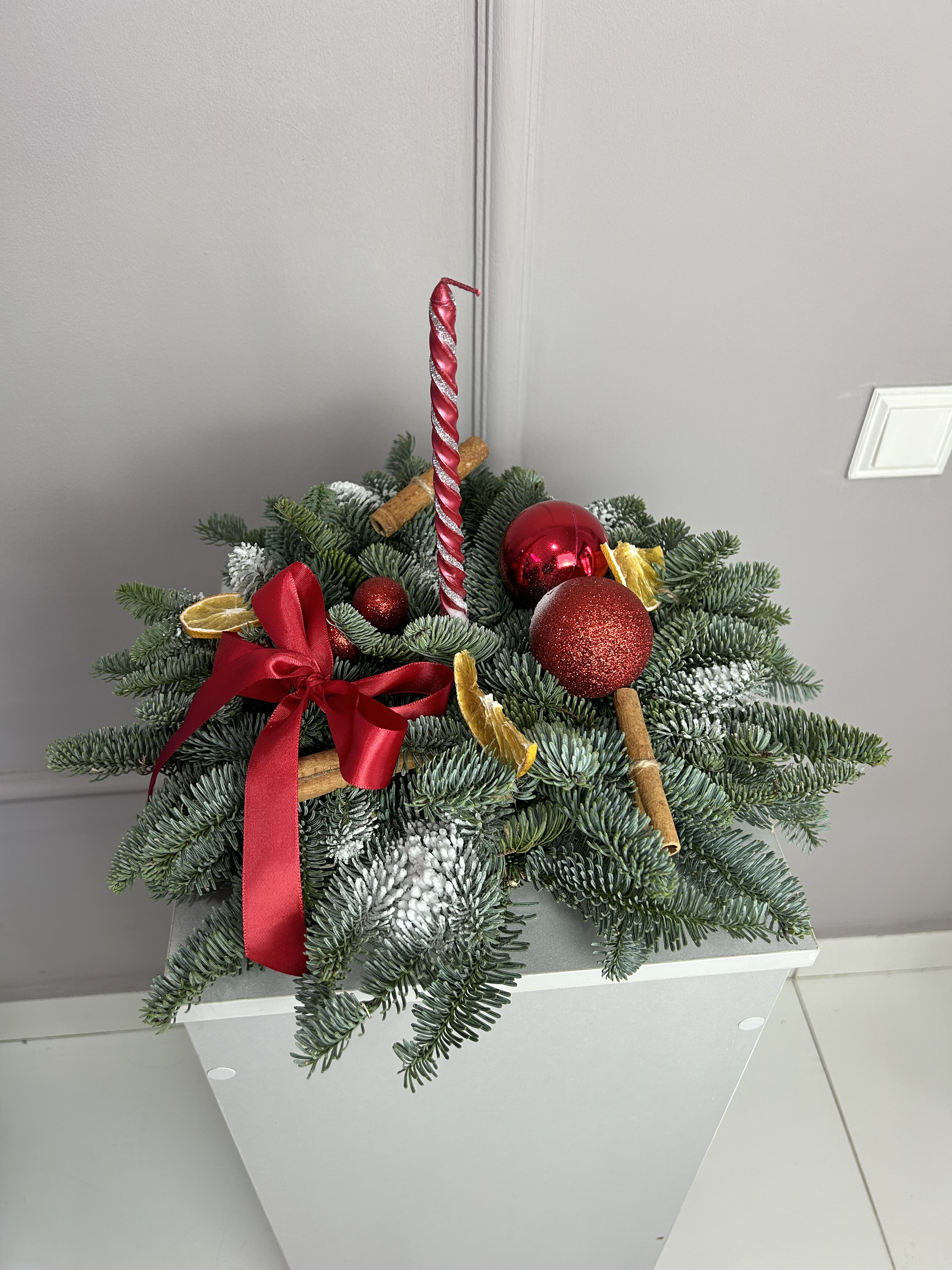 Настольная композиция в красных оттенках  с доставкой по Астане