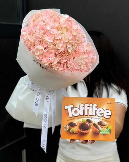 Комбо из 5 гортензий и Тоффифи with delivery to Astana